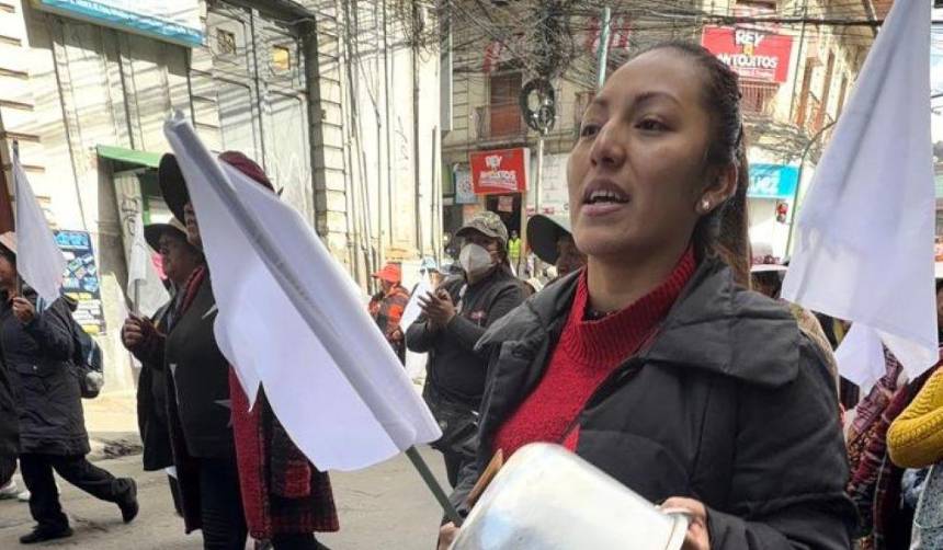 “¡Queremos trabajar!”: Con banderas blancas, gremiales marchan en el centro paceño para pedir que se resuelvan los conflictos