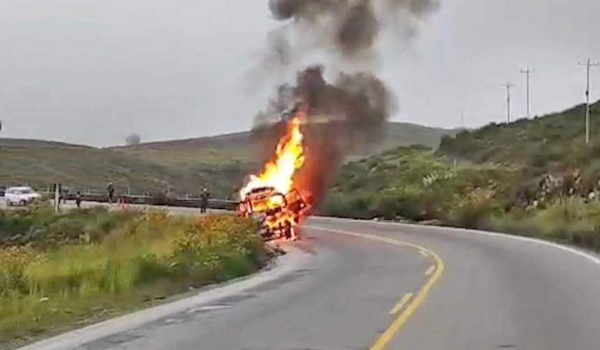 Vehículo ardió en plena carretera Cochabamba – Santa Cruz; una pareja logró salvarse