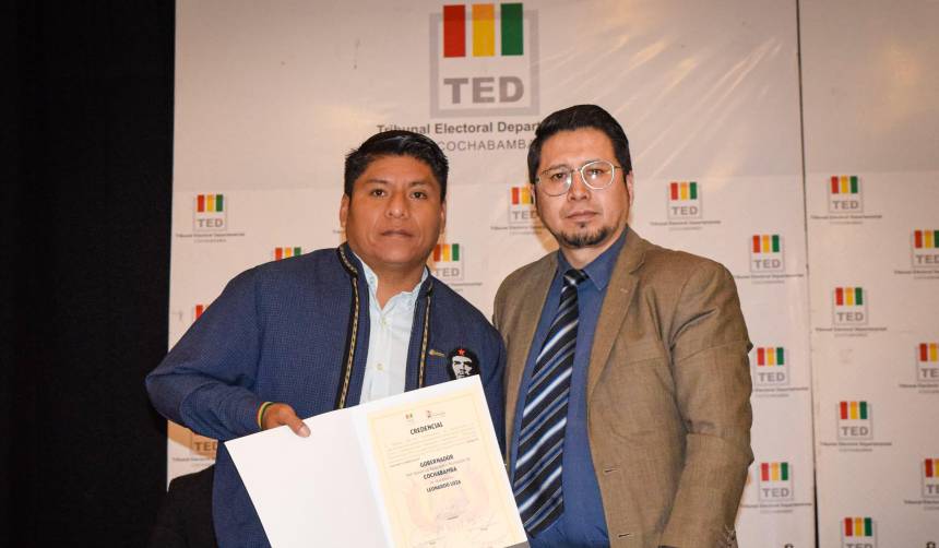 Loza recibe sus credenciales como gobernador de Cochabamba y dice que no encontró “problemas” en la transición