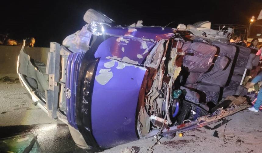 Accidente fatal: un muerto y al menos cuatro heridos deja el vuelco de una vagoneta en la carretera Cochabamba - Santa Cruz