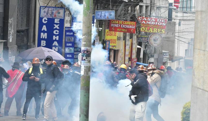 Policía gasifica la marcha de la COB tras que los marchistas usaran dinamita y petardos en el centro de La Paz 