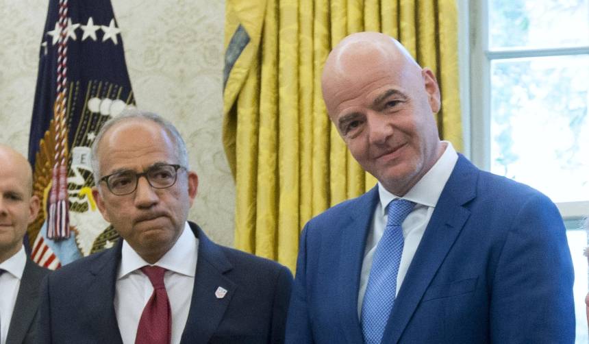 Renuncia asesor clave de Infantino en protesta por su plan de vender el Mundial