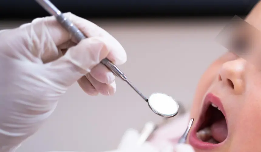 Debía ser consulta de rutina y terminó en denuncia: odontóloga extrajo 12 piezas dentales a niño de 5 años