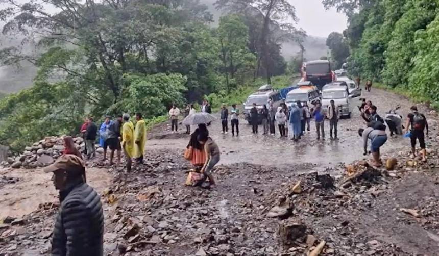 Caída de mazamorra: Restringen circulación en El Sillar, ruta nueva Cochabamba – Santa Cruz
