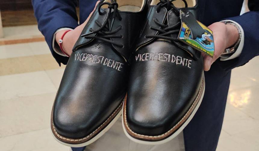 La historia detrás de los zapatos de Lara que llevan la inscripción ‘Vicepresidente’