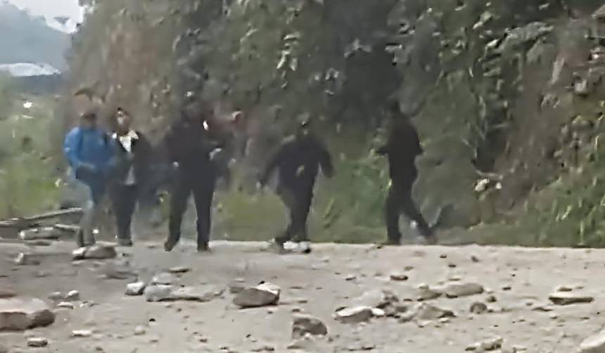 Video: Denuncian que bloqueadores de Los Yungas lanzan piedras y dinamita a choferes 