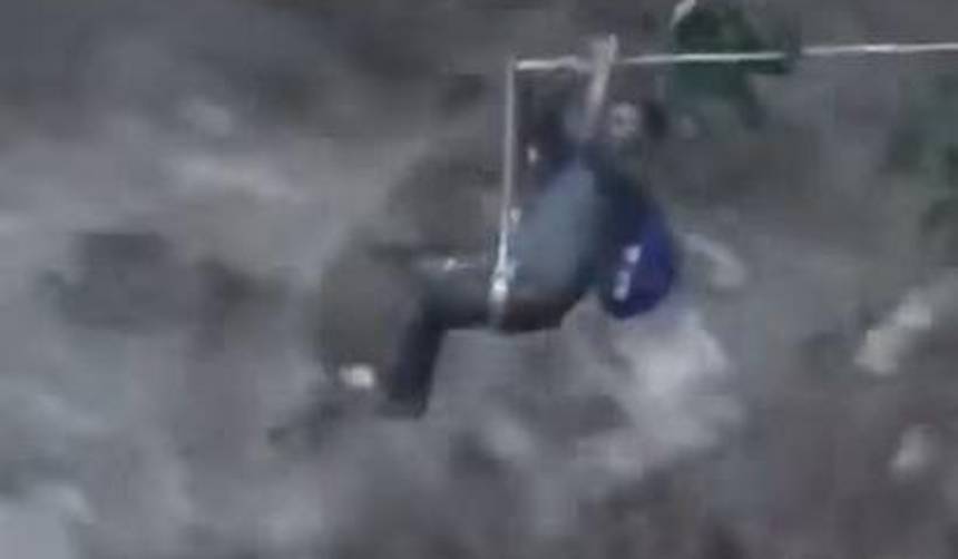 Dramático rescate: Comunarios salvan a un hombre atrapado en un árbol en medio de una riada