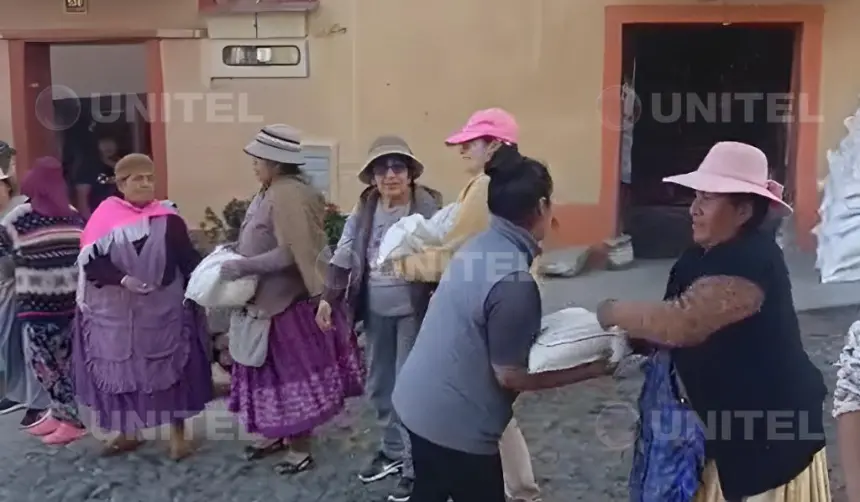 Una cadena humana evita el robo de arroz de un camión que volcó en La Paz