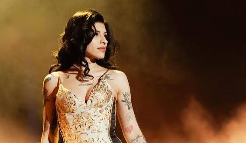 Llevan serenata con mariachi a Cazzu en México