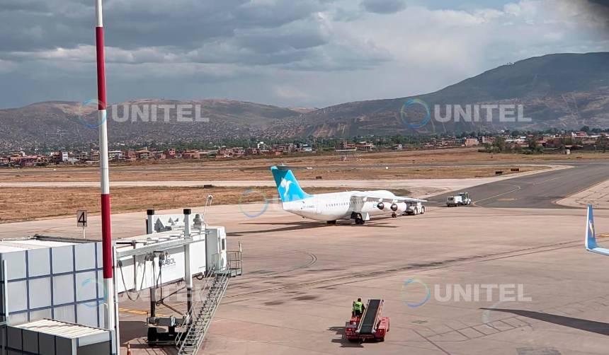 Aeronave aterriza de emergencia en el aeropuerto Jorge Wilstermann por presunta falla técnica 