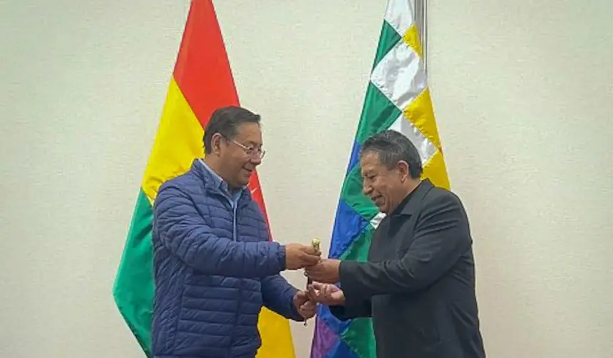 Arce viaja a la cumbre de BRICS y deja bastón de mando a Choquehuanca