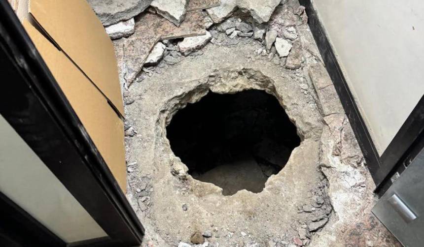 Asaltan banco al estilo La Casa de Papel: Máscaras, rehenes, armas de juguete y fuga por un túnel