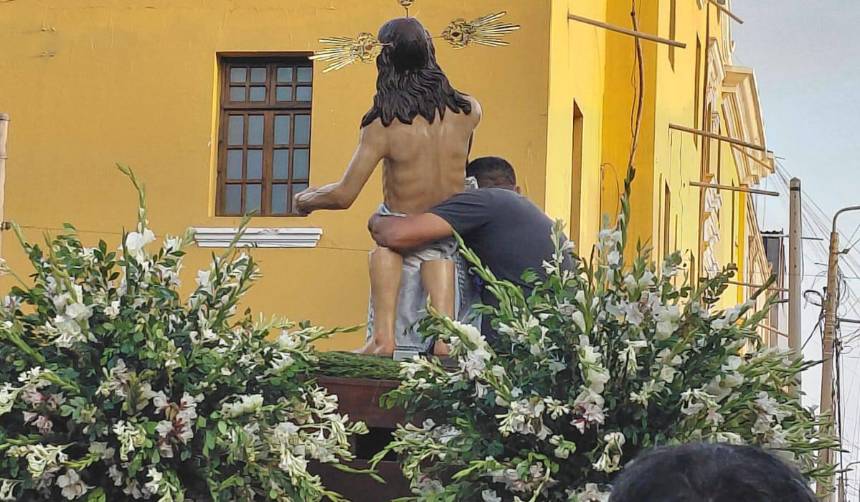 Una imagen de Cristo se quiebra en plena procesión de Domingo de Resurrección en Perú 