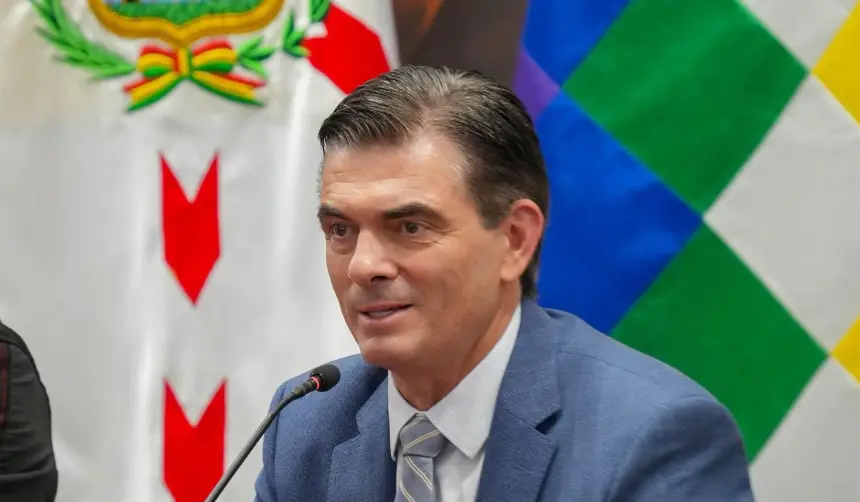 Rodrigo Paz dice que el 50% del contenido educativo lo definirá cada departamento