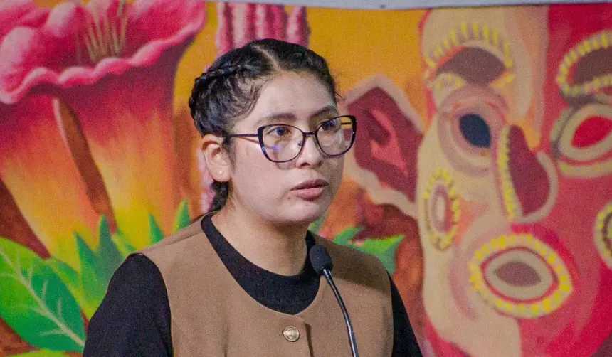 “Ser mujer y estar en la política es un delito en este país”: Eva Copa se quebranta en su despedida de la Alcaldía alteña