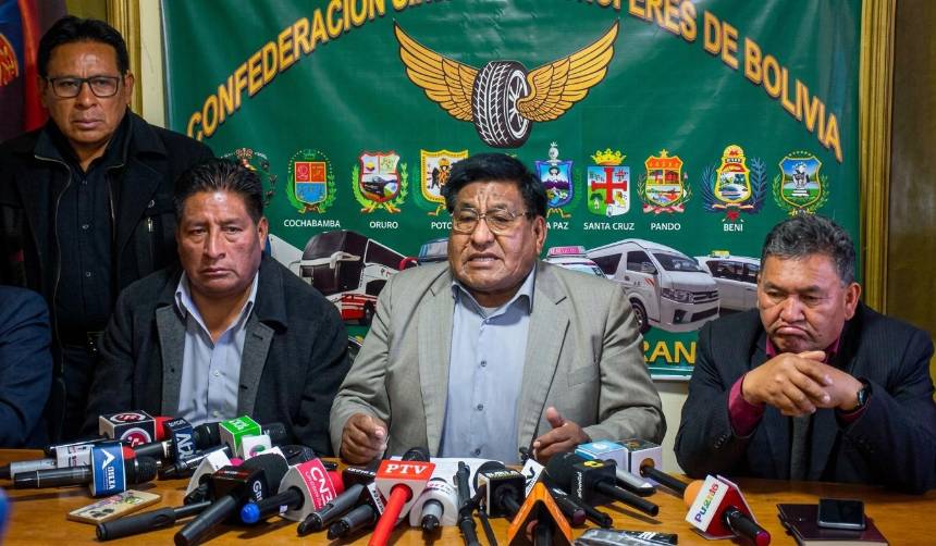 Choferes de Bolivia rechazan la eliminación de la subvención al diésel y definirán medidas este martes en Santa Cruz