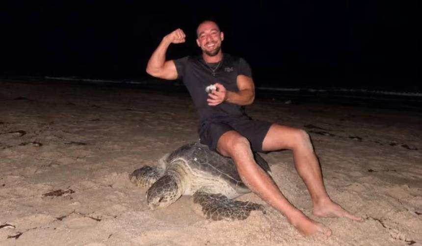 Video: Influencer causa indignación al tomarse una foto sentado sobre una tortuga