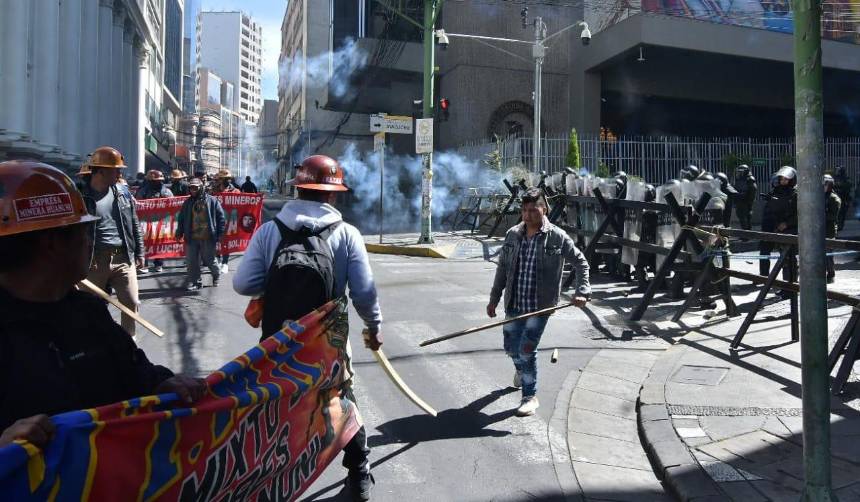 Movilizados acorralan a La Paz en una jornada violenta que dejó heridos; organismos se unen para concretar un diálogo