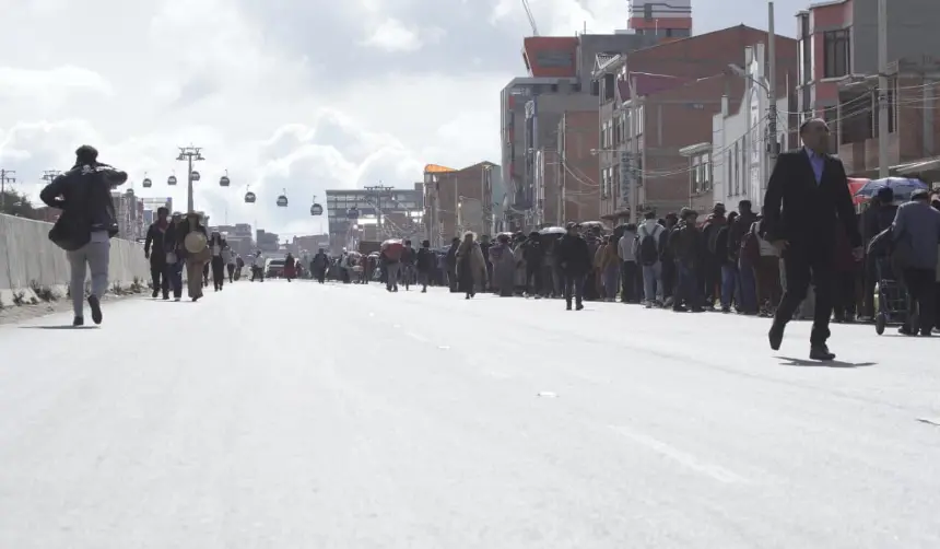 Se registran filas en las estaciones del teleférico ante bloqueos de choferes en La Paz