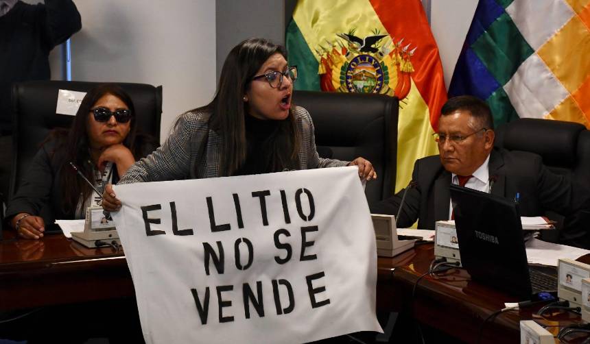 Diputados opositores instalan vigilia en la Asamblea Legislativa contra los contratos de litio 