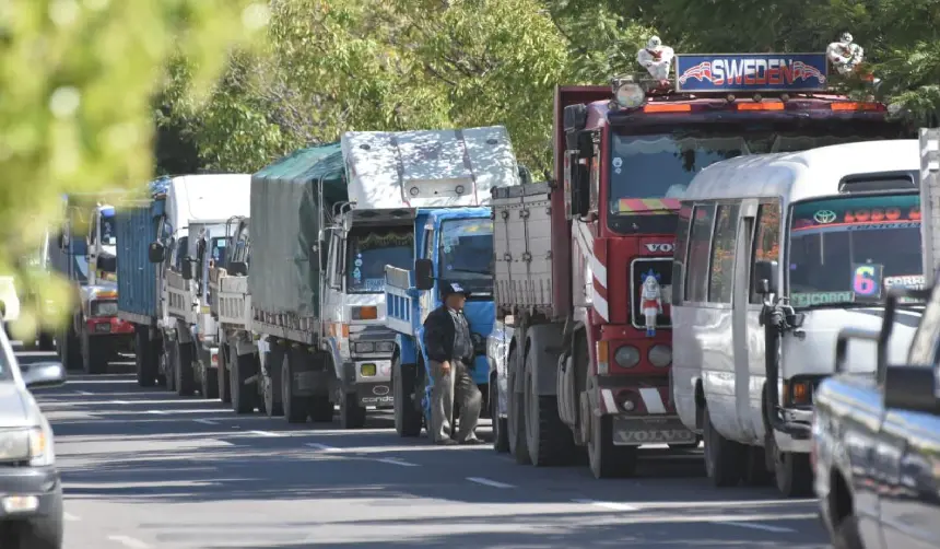 Transporte paceño convoca a marcha y bloqueo para el lunes: “No existe justificativo para la escasez” de combustible