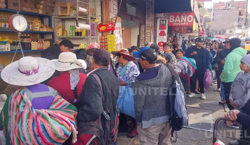Cochabamba: Hallan aceite acopiado en tiendas y obligan a los comerciantes a sacarlos a la venta