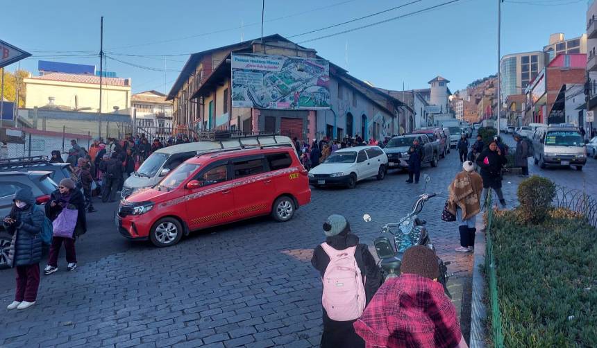 YPFB despacha combustibles a La Paz y El Alto, pero los conductores vuelven a dormir en las extensas filas