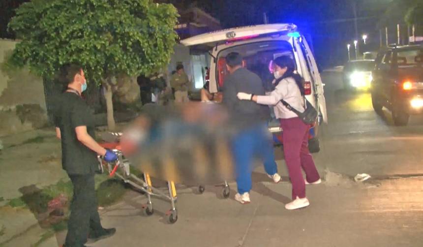 Hallan a un hombre apuñalado en plena vía pública y se presume que fue atracado