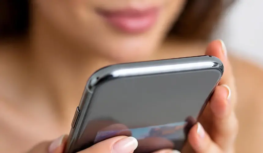 Una joven consiguió que sus novios le regalaran 20 celulares de alta gama, que vendió para comprar una casa
