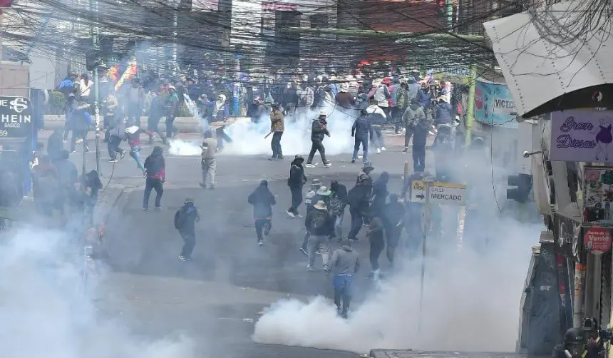 Tensión en el centro de La Paz: Policía repele a movilizados que intentan ingresar a la plaza Murillo 