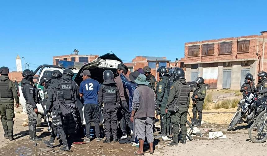 Patrulla quemada en un punto de bloqueo se dirigía a auxiliar a una mujer víctima de violencia, reporta la Policía 