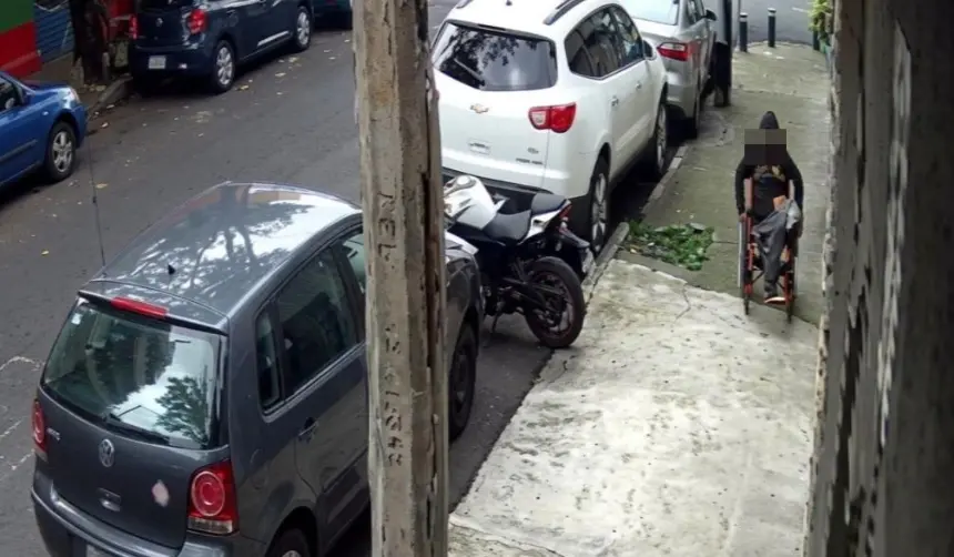 Hombre en silla de ruedas es captado robando el retrovisor de una camioneta