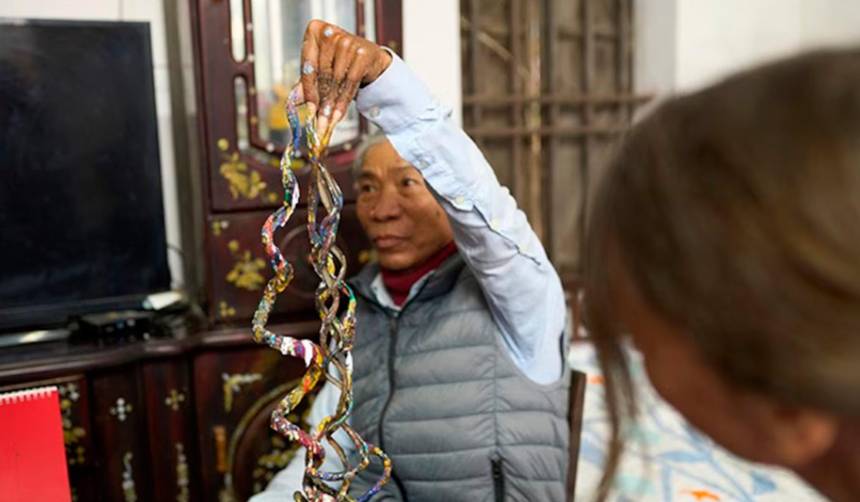 Impresionante: Un vietnamita dejó crecer sus uñas por 34 años y logró un récord Guiness