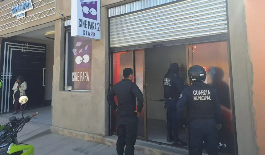 Joven es descubierto teniendo relaciones íntimas con una adolescente en un ‘cine’ que operaba en una casa