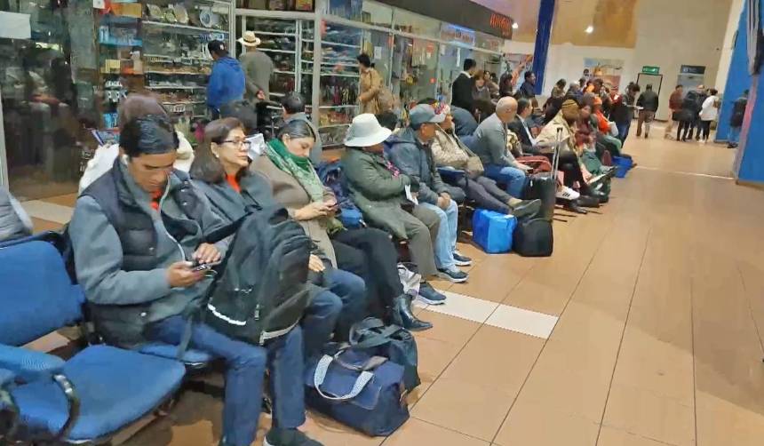 El retraso en los vuelos agudiza los problemas de los pasajeros que buscan trasladar alimentos y medicamentos