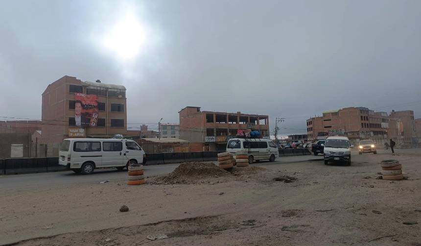 La carretera La Paz - Oruro está despejada, pero los vecinos de El Alto siguen en apronte contra el trameaje