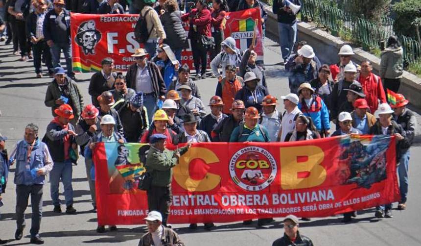 La COB marcha en La Paz para entregar su pliego al Gobierno; la Policía cierra los accesos a la plaza Murillo
