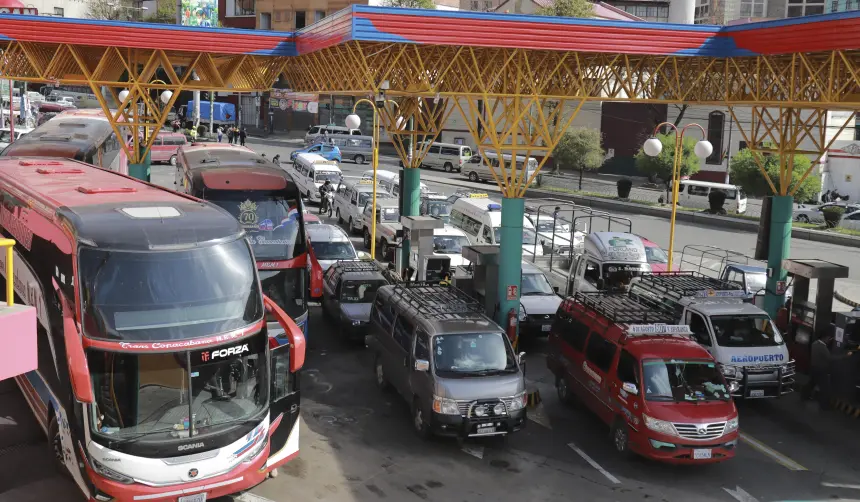 “Los bolivianos necesitamos combustible”: Cívicos cruceños exigen a Arce promulgar ley de importación en emergencia 