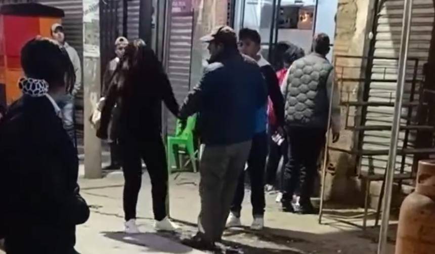 Un hombre encontró a su hija universita ebria en El Alto y su reacción se viralizó en redes sociales