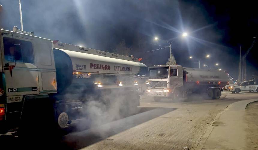 YPFB envía más de 600.000 litros de gasolina y 18.000 garrafas desde Senkata, pero los bloqueos vuelven a frenar los despachos