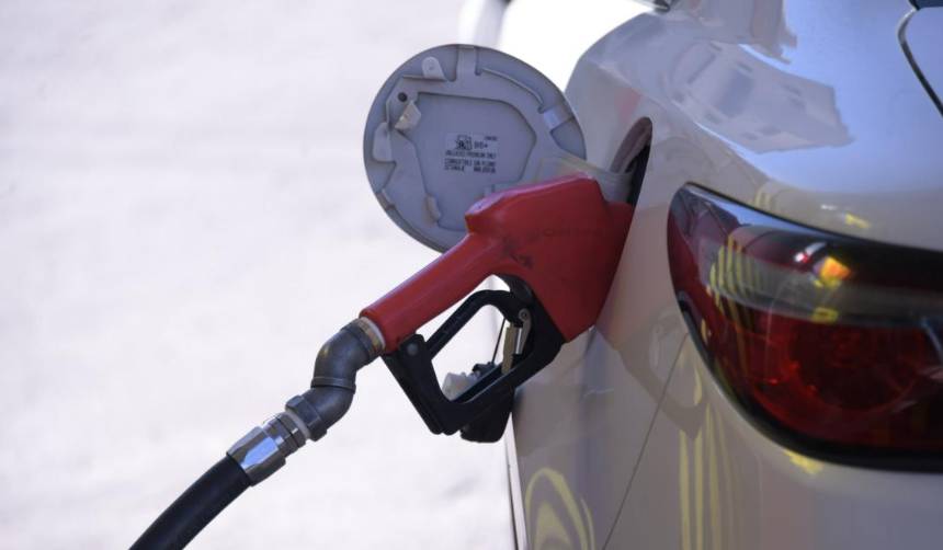 Choferes de El Alto dicen que coordinan con una empresa privada para importar combustible 