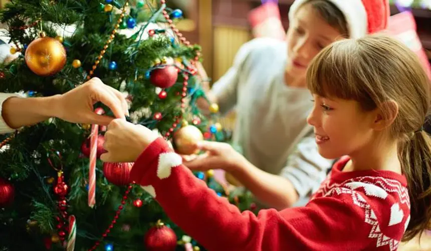 ¿Cuándo se coloca oficialmente el árbol de Navidad, según la tradición?