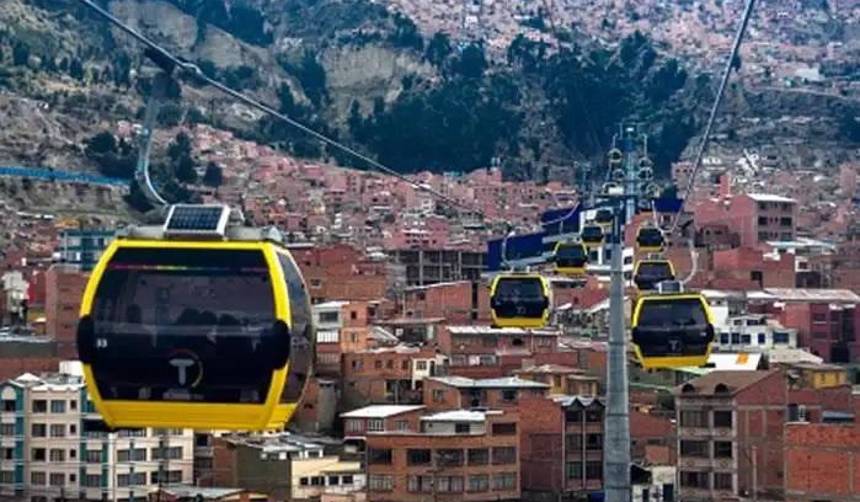 Usuario abre las puertas de una cabina del teleférico en movimiento y empresa advierte con denuncia formal