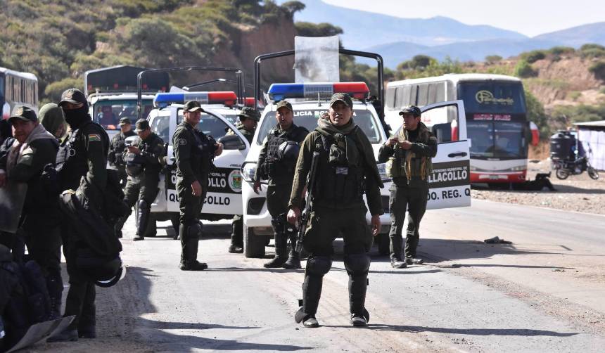 Bloqueos y muertes de policías marcan la previa de la Cumbre multipardiaria que busca garantizar las elecciones