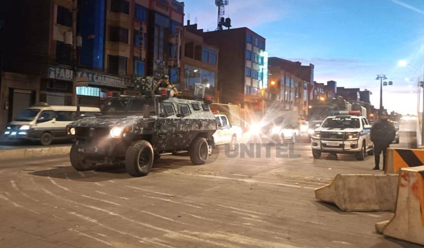 La Paz: Militares y policías activan operativo para despejar la ruta que une El Alto con el lago Titicaca