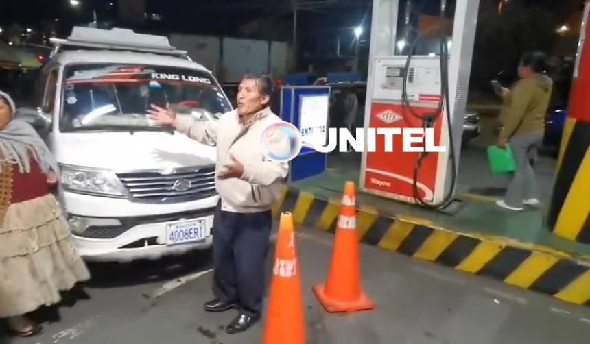 Falta de combustible provoca empujones y amagues de pelea entre choferes en La Paz