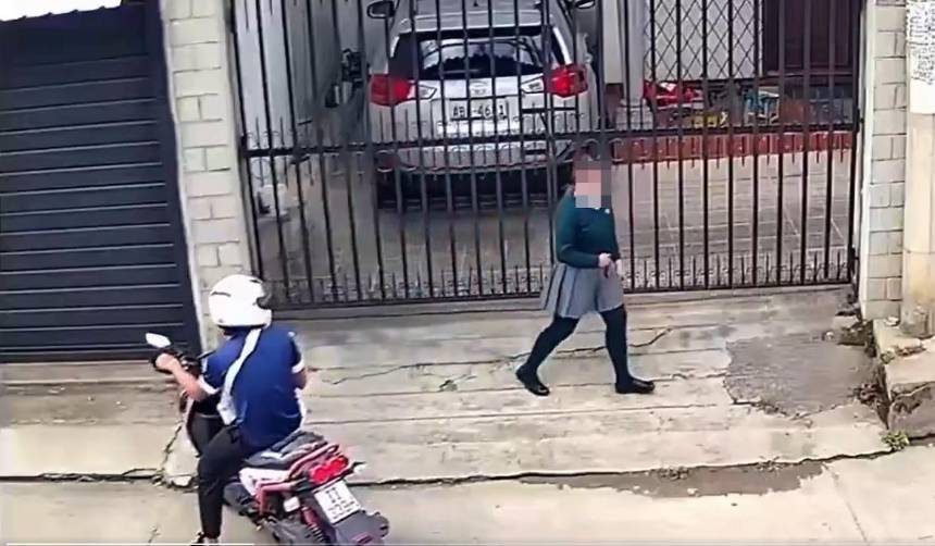 Video: Un motociclista intentó secuestrar a una adolescente en plena calle y un vecino evitó la tragedia