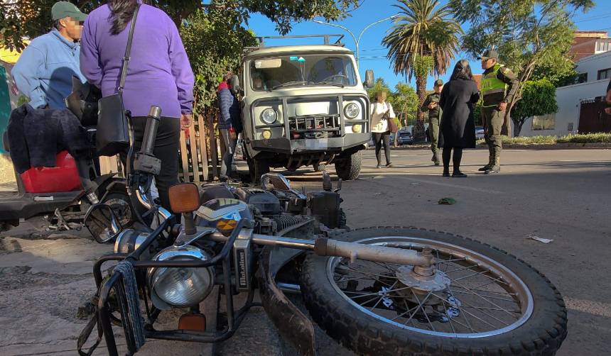 Una vagoneta impactó contra una motocicleta y dejó al menos dos heridos en Cochabamba