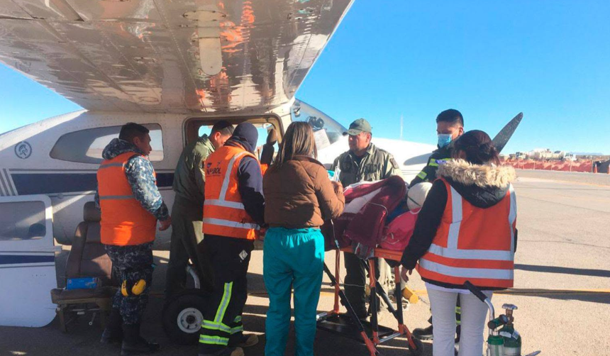 Vía aérea, así fue el traslado de un niño con cáncer desde Uyuni a La Paz para recibir atención médica especializada 