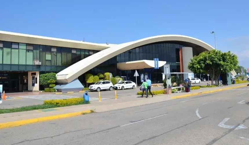 Viajeros dicen que pasajes en avión están un 30% más caros por la alta demanda a causa de los bloqueos 